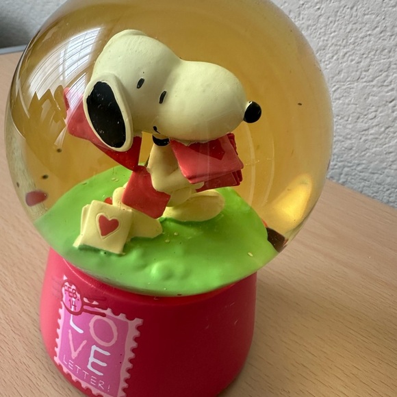 Snoopy Peanuts Valentines Water Globe Red "Love" Kurt Adler Musical Pink - Picture 3 of 6